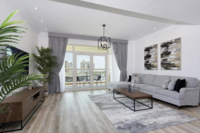 LUXE 1BR with Palm Skyline View & Easy Mall Access